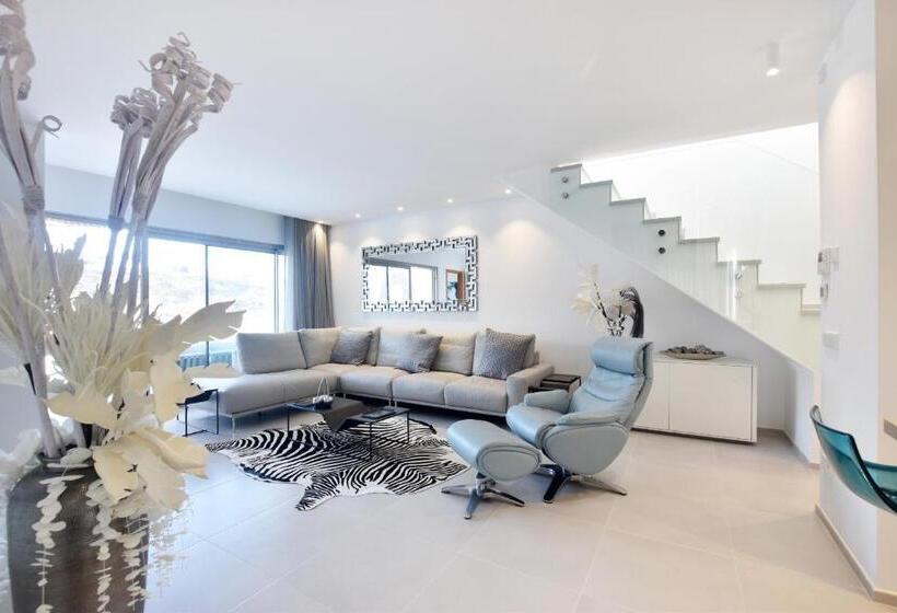 Gazmira 3 1 Penthouse Deluxe & Jacuzzi 3b