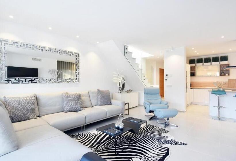 Gazmira 3 1 Penthouse Deluxe & Jacuzzi 3b