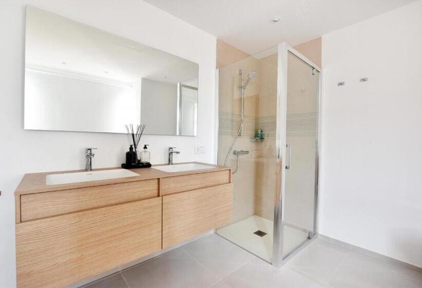 Gazmira 3 1 Penthouse Deluxe & Jacuzzi 3b