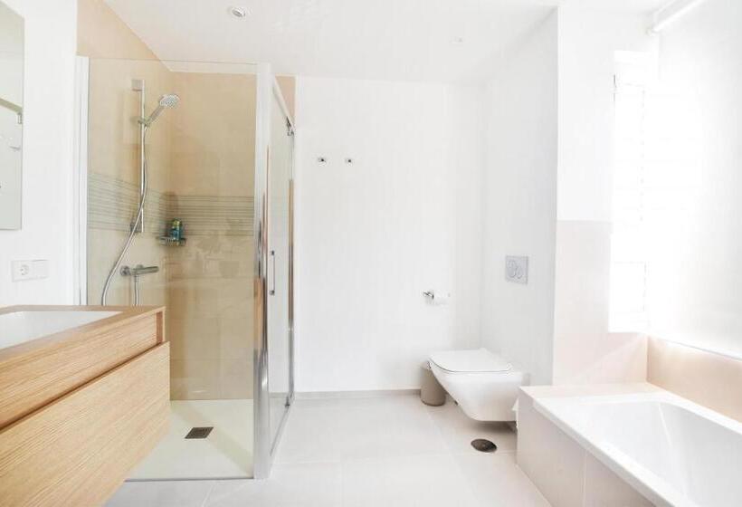 Gazmira 3 1 Penthouse Deluxe & Jacuzzi 3b