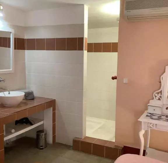 Majatalo Au Soleil D Armand