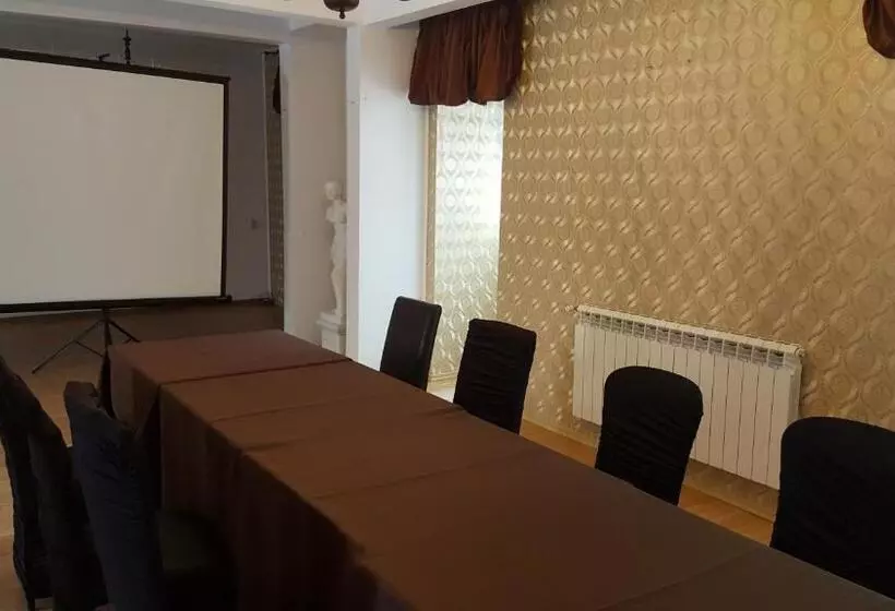 هتل Coroana Moldovei