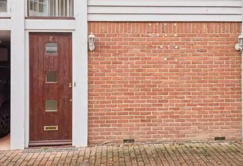 Host & Stay   Queen S Corner