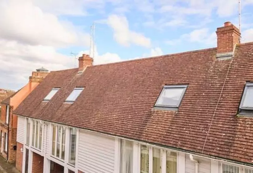 Host & Stay   Queen S Corner