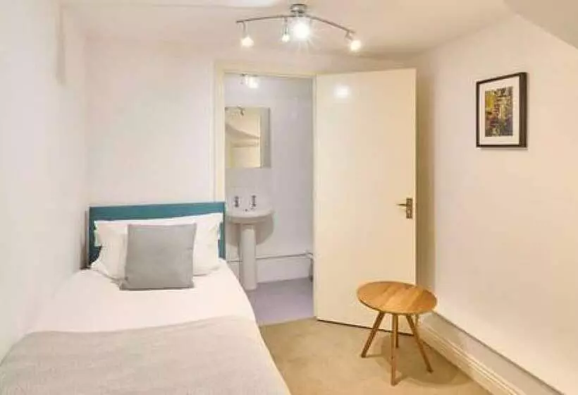 Host & Stay   Queen S Corner