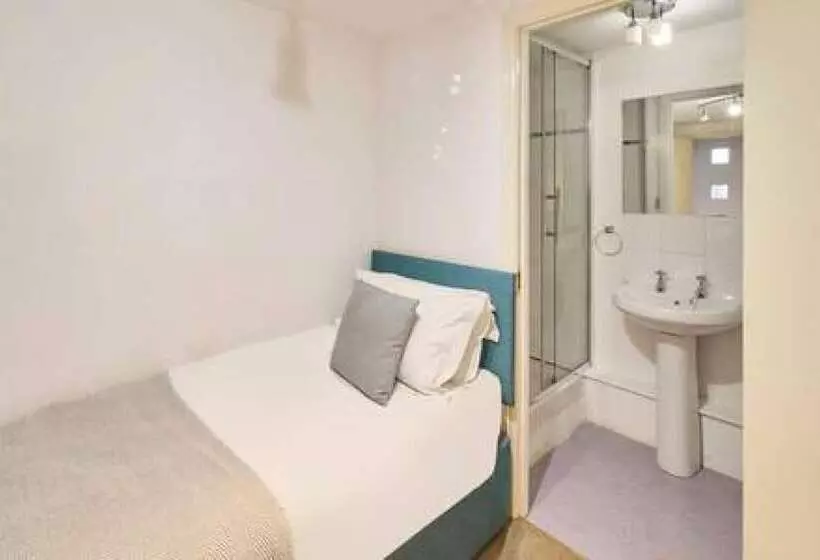 Host & Stay   Queen S Corner