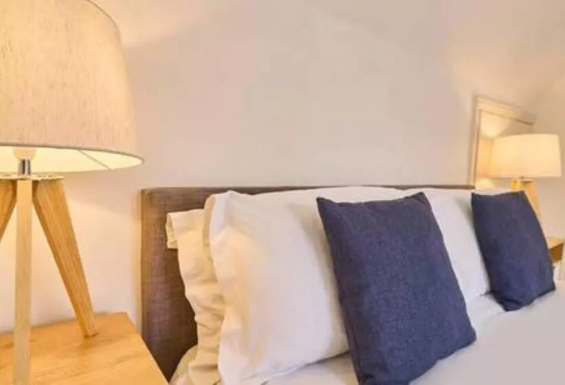 Host & Stay   Queen S Corner