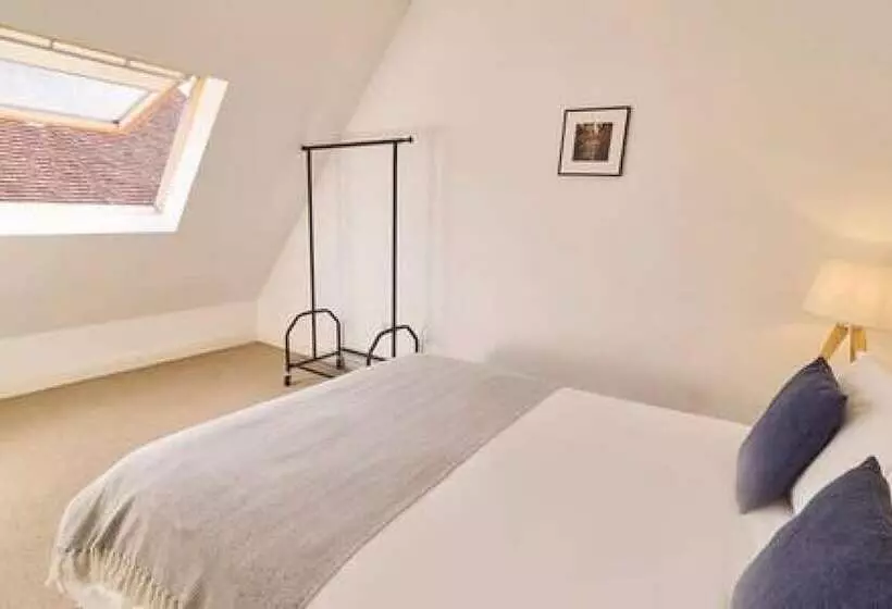 Host & Stay   Queen S Corner