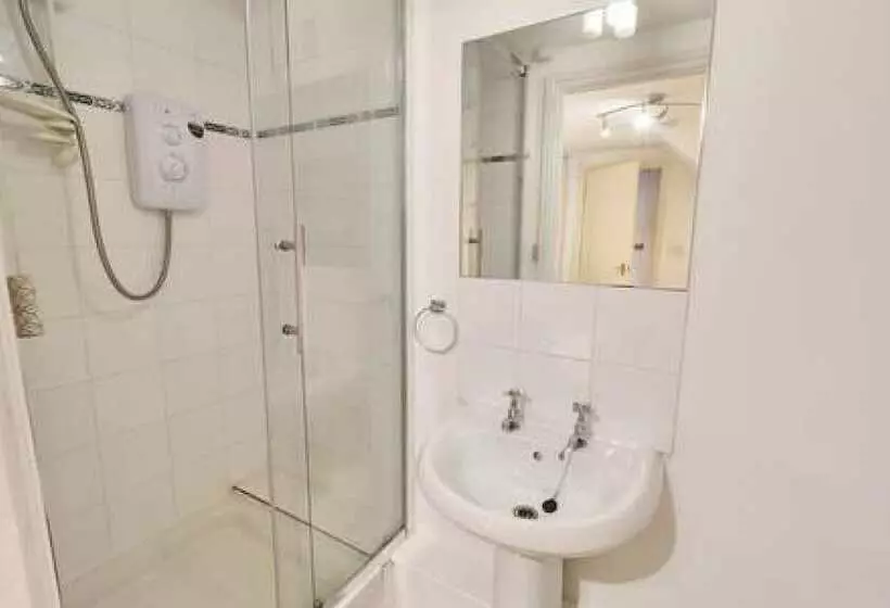 Host & Stay   Queen S Corner