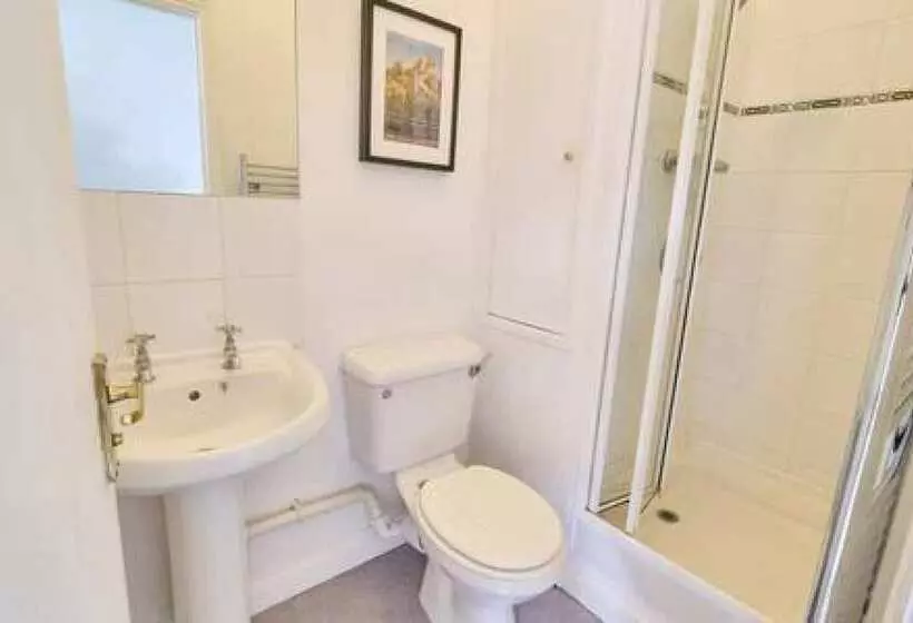 Host & Stay   Queen S Corner