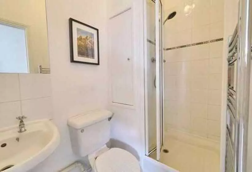 Host & Stay   Queen S Corner