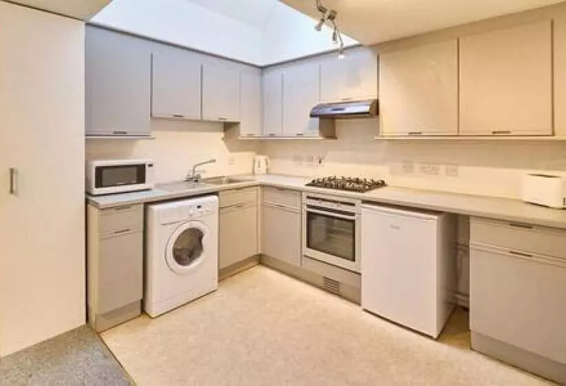 Host & Stay   Queen S Corner