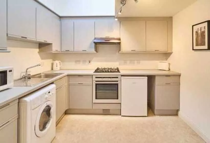 Host & Stay   Queen S Corner