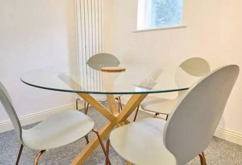 Host & Stay   Queen S Corner