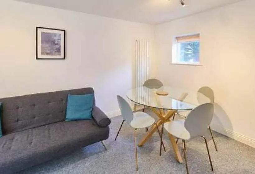 Host & Stay   Queen S Corner