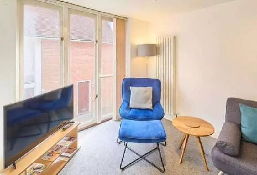 Host & Stay   Queen S Corner