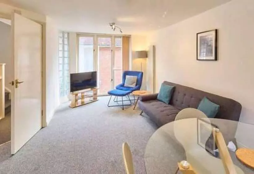 Host & Stay   Queen S Corner