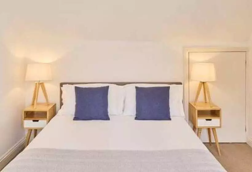 Host & Stay   Queen S Corner