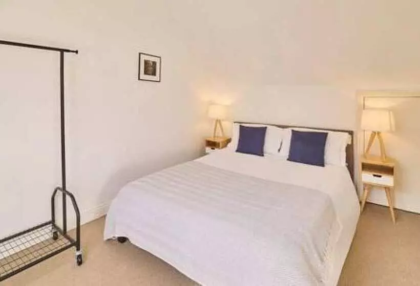 Host & Stay   Queen S Corner