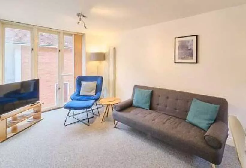 Host & Stay   Queen S Corner