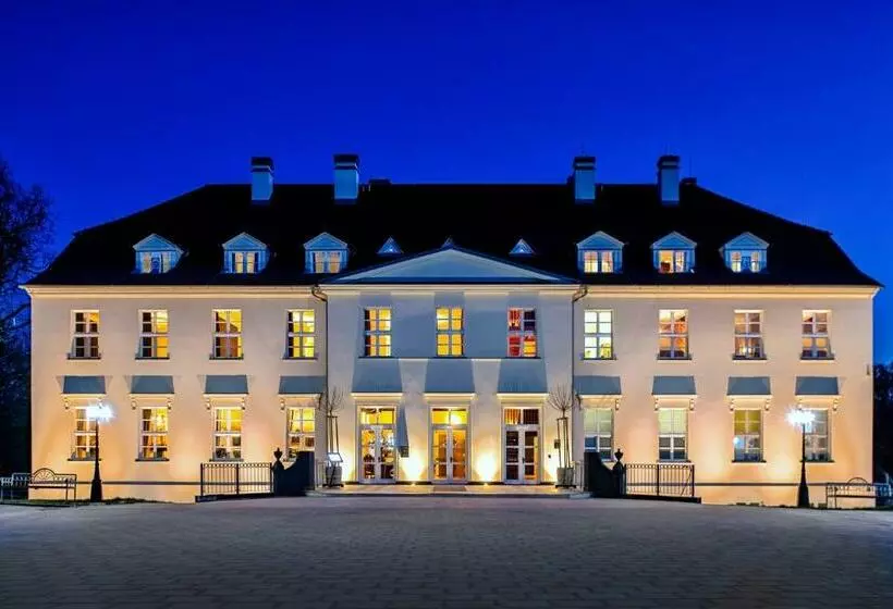 Hotelli Schloss Rattey
