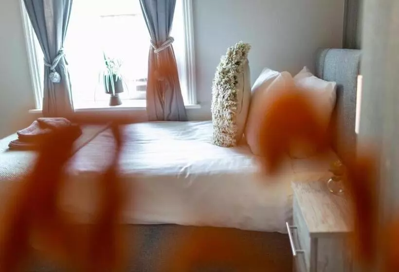 Logan House, Modern And Spacious Townhouse Close To City Centre