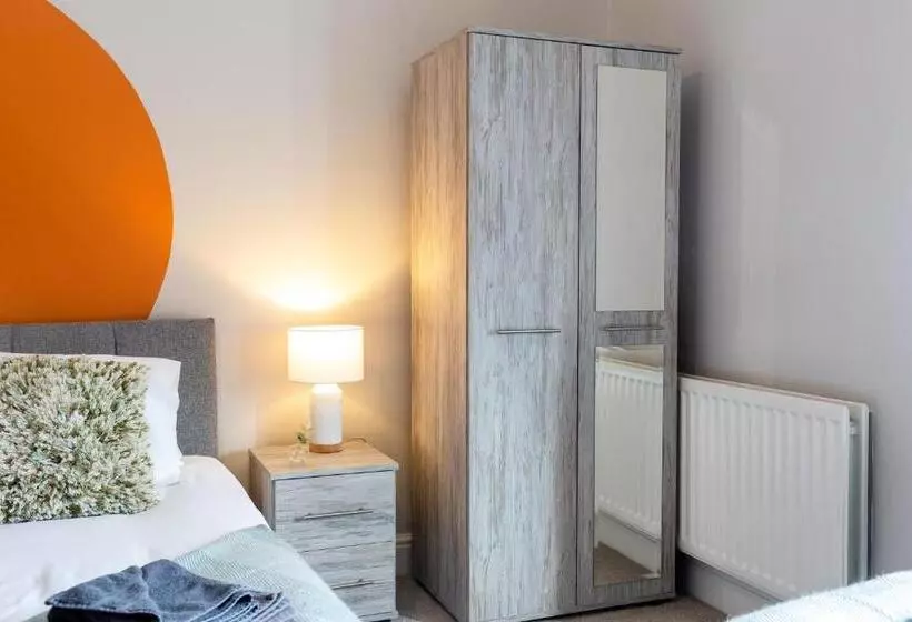 Logan House, Modern And Spacious Townhouse Close To City Centre