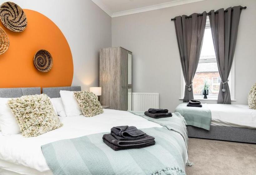 Logan House, Modern And Spacious Townhouse Close To City Centre