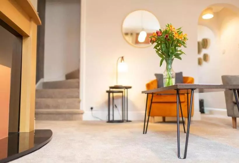 Logan House, Modern And Spacious Townhouse Close To City Centre