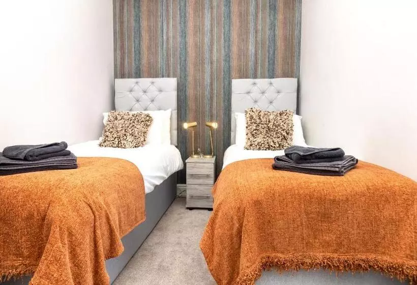 Logan House, Modern And Spacious Townhouse Close To City Centre