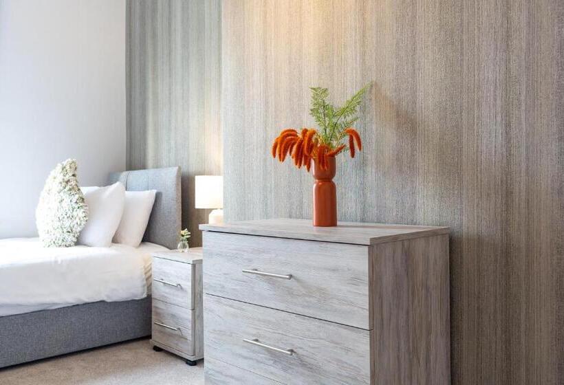 Logan House, Modern And Spacious Townhouse Close To City Centre