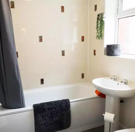 Logan House, Modern And Spacious Townhouse Close To City Centre