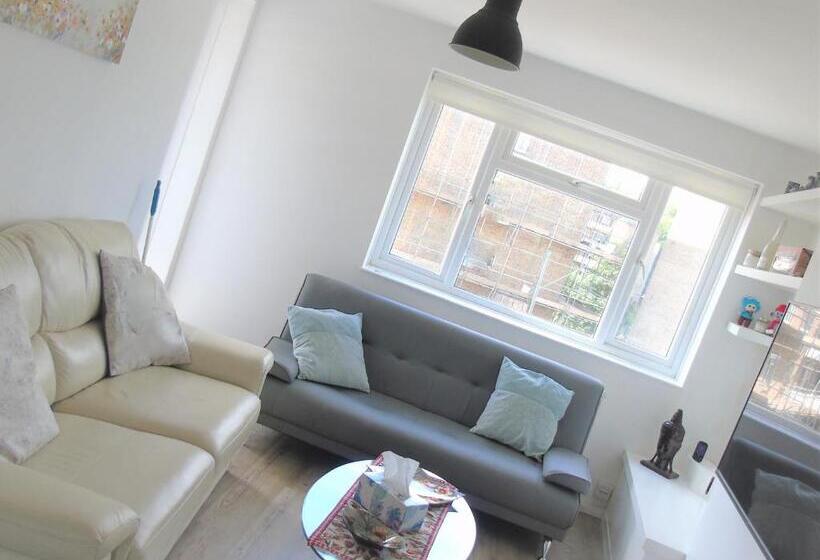 Modern 2 Bedroom Flat Near Chelsea