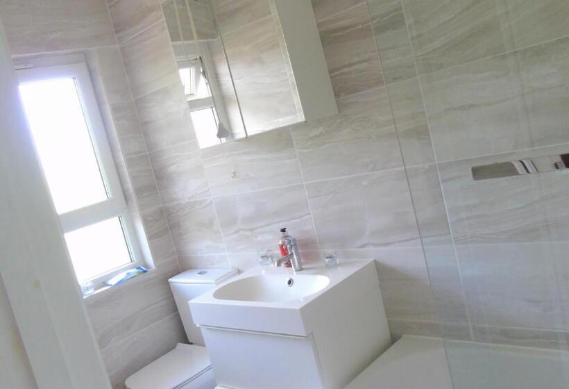 Modern 2 Bedroom Flat Near Chelsea