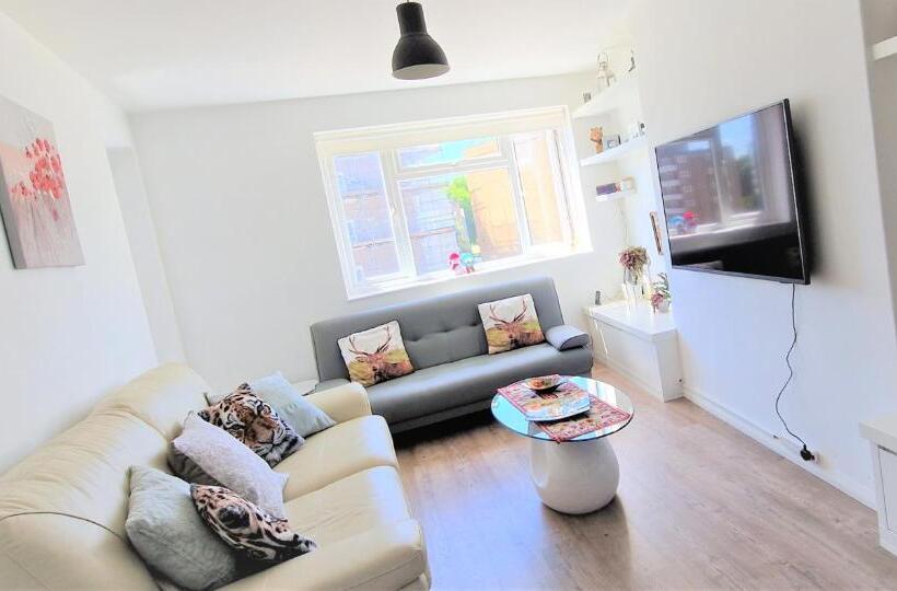Modern 2 Bedroom Flat Near Chelsea