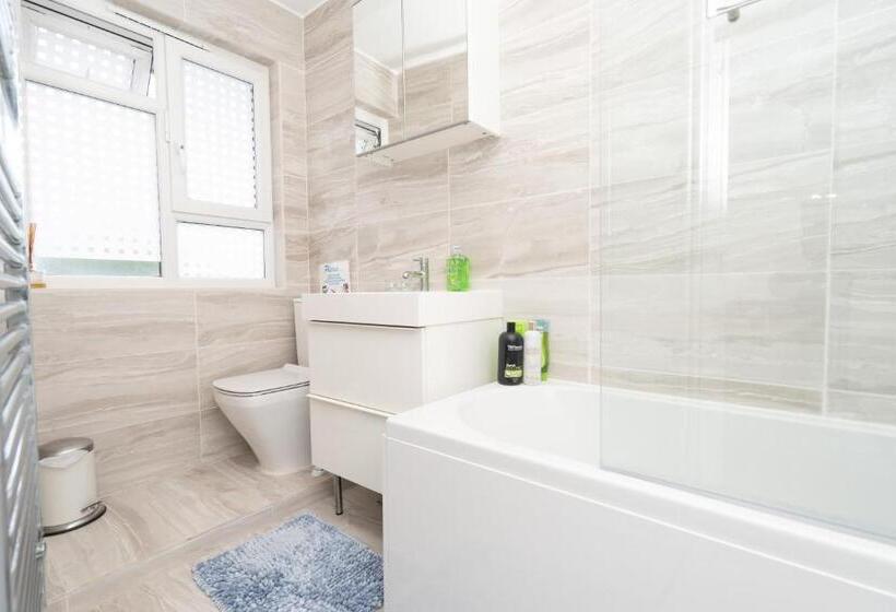 Modern 2 Bedroom Flat Near Chelsea