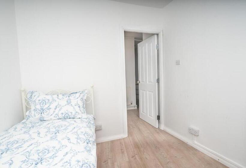 Modern 2 Bedroom Flat Near Chelsea