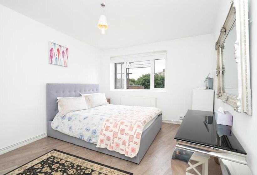 Modern 2 Bedroom Flat Near Chelsea