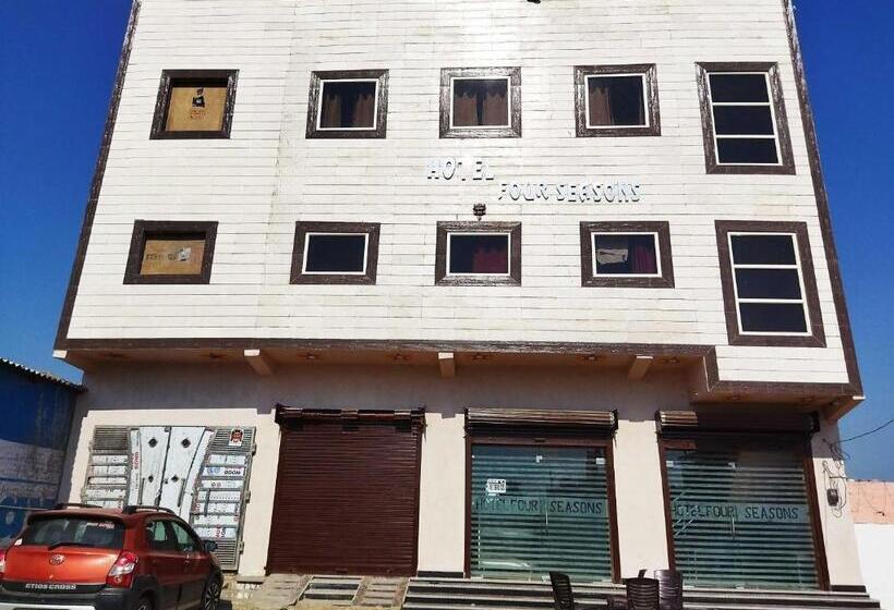 בית מלון כפרי Pop 85307 Four Seaons