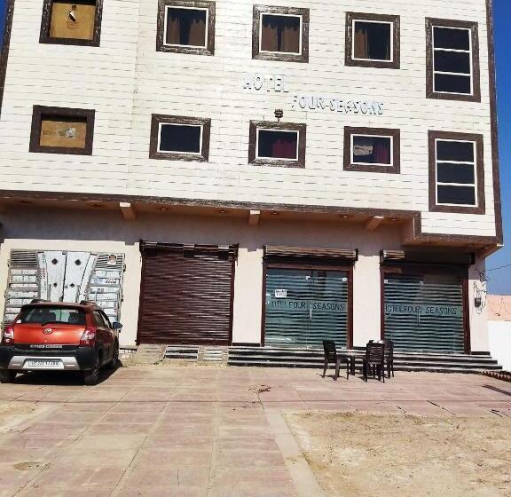 בית מלון כפרי Pop 85307 Four Seaons