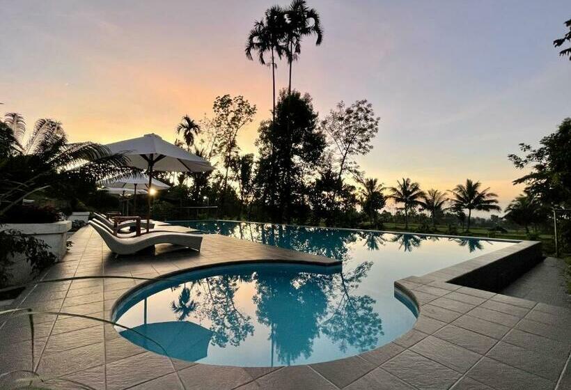 Nirvana Hotel Resort Tetebatu