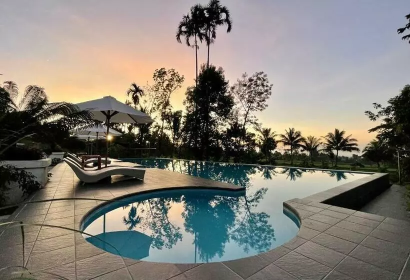 Nirvana Hotel Resort Tetebatu