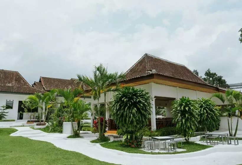Nirvana Hotel Resort Tetebatu