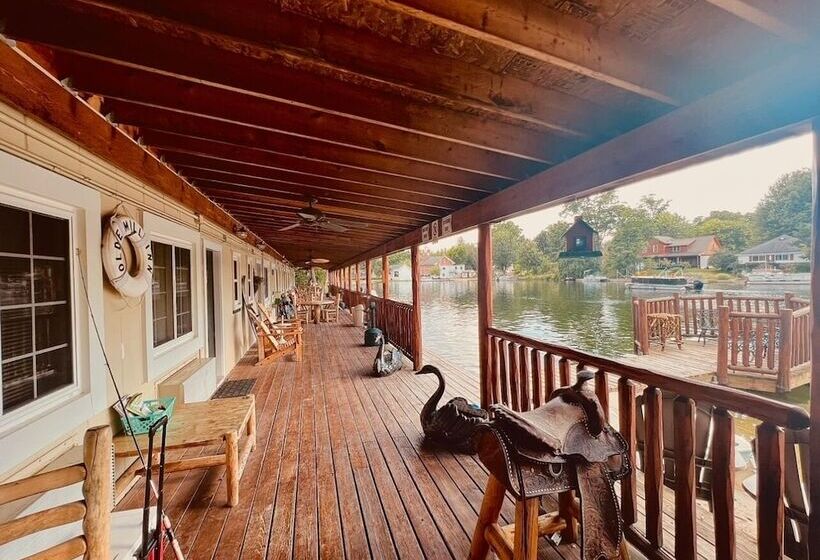 Отель Olde Mill Inn Of Clarkston