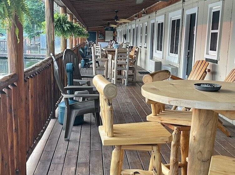 Отель Olde Mill Inn Of Clarkston