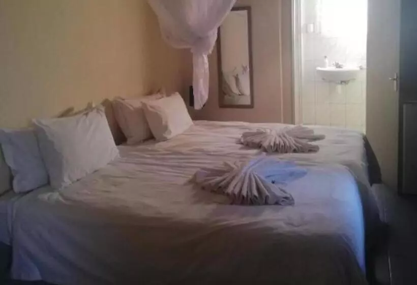 پانسیون The Farmhouse Boutique Guesthouse And Beergarden Cc