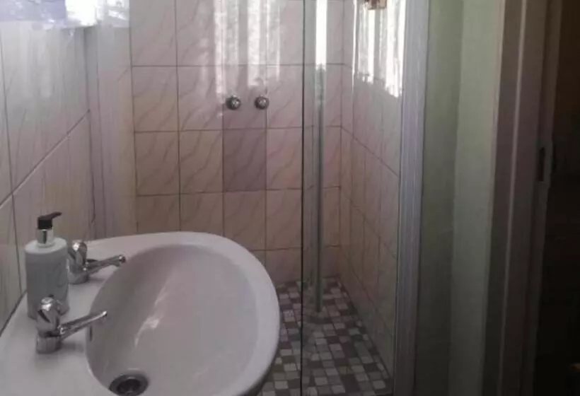 پانسیون The Farmhouse Boutique Guesthouse And Beergarden Cc