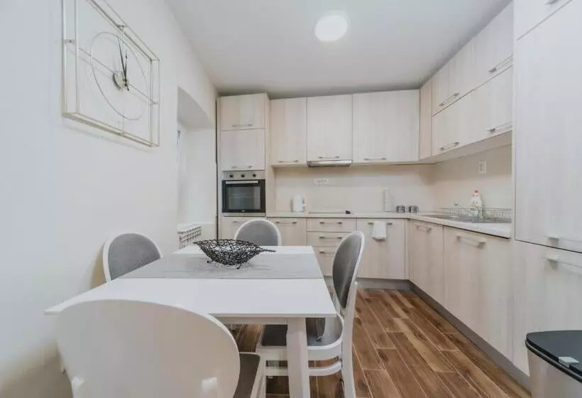 Regina Apartments