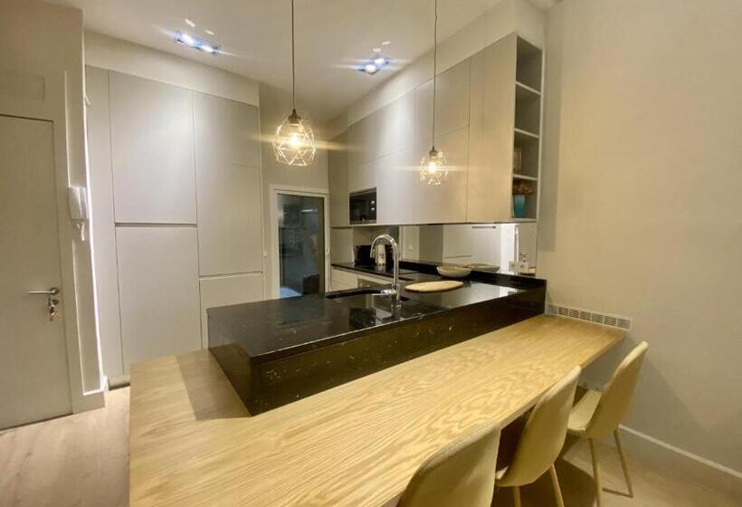 For You Rentals Apartment With Beautiful Private Terrace In The Center Of Madrid Car19