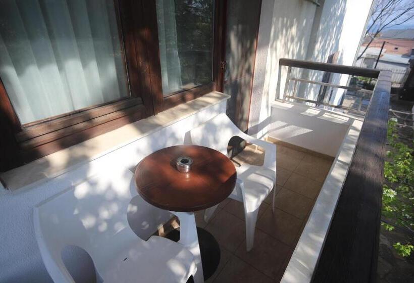 پانسیون Guest House Yanita